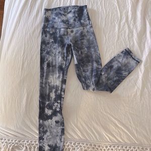 Diamond dye Lulu HR align leggings size 2. Excellent Used Condition.